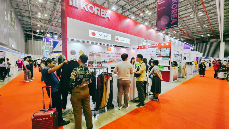 JayJay Makes a Strong Impression, Captivates Potential Customers at SaigonTex 2024