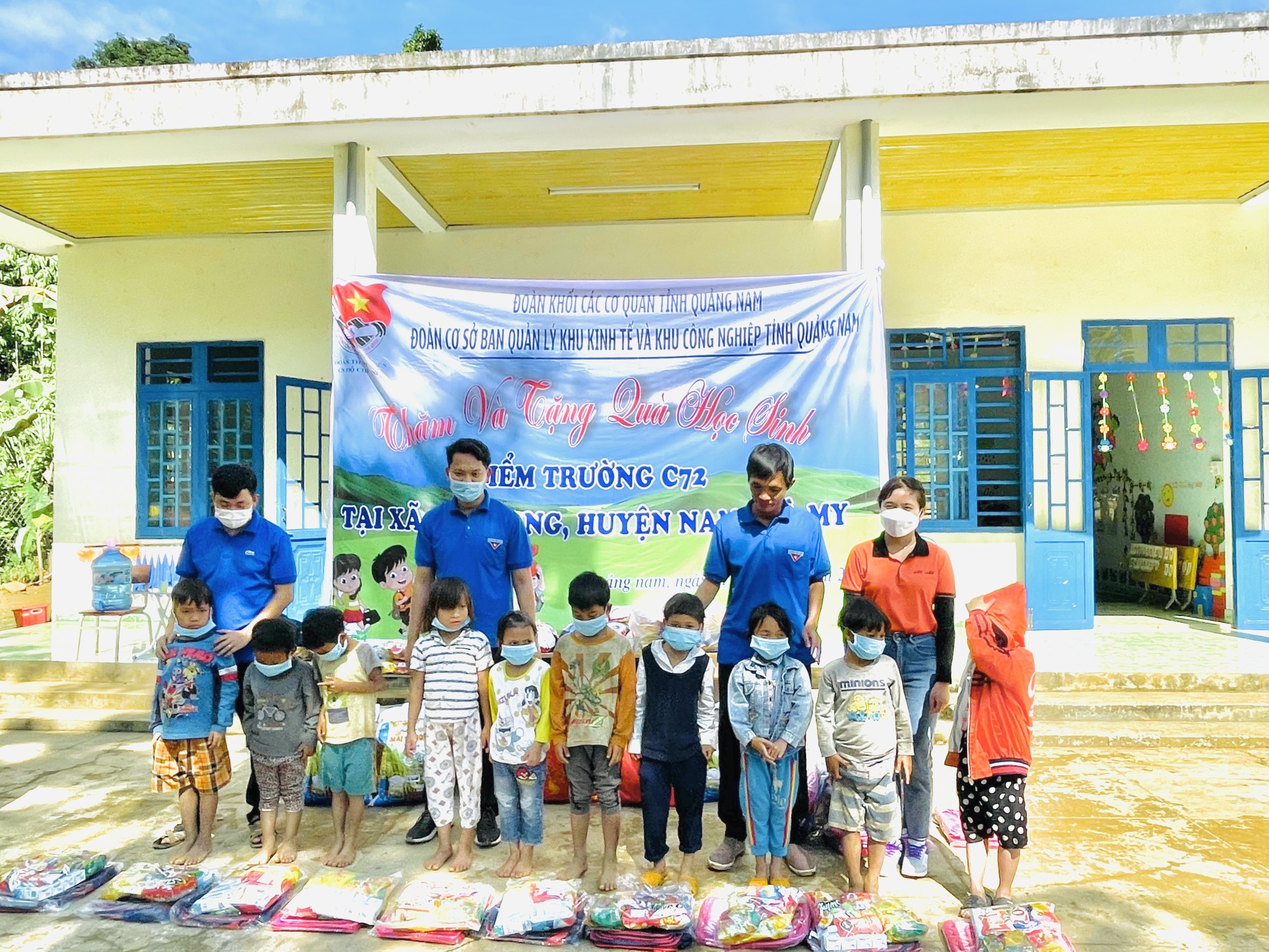 JayJay Vina coordinated with the delegation of Management Board  Economic Zone and Industrial Park in Quang Nam to visit and give gifts to the students